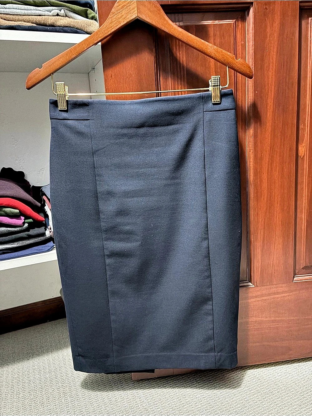 Ann Taylor Seamed Pencil Skirt in navy Size 2